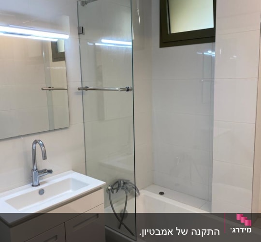 מקלחת עם דלת זכוכית וברז מתכת